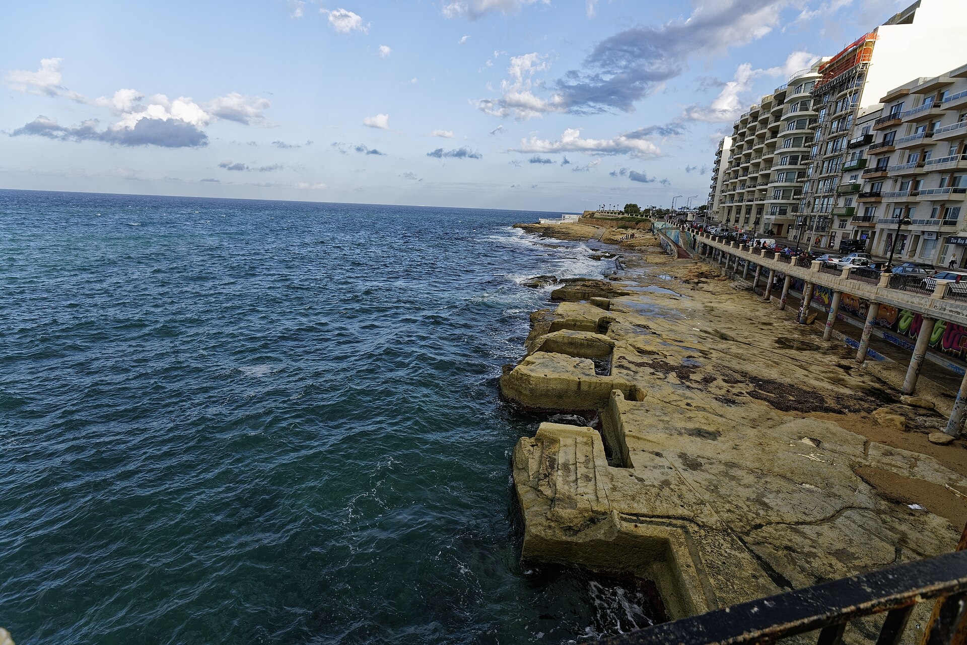 Sliema sahil yolu ve kayalık plajı