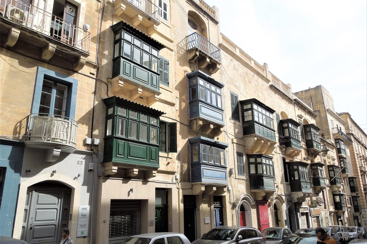 Valletta sokakları ve renkli Malta balkonları
