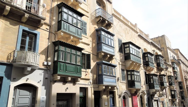 Valletta sokakları ve renkli Malta balkonları